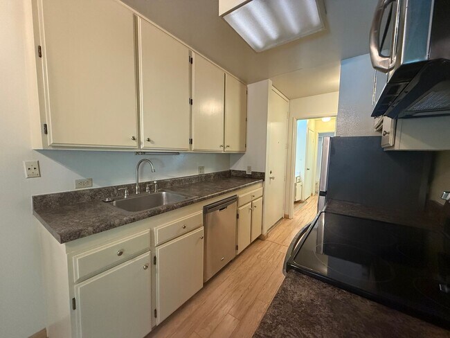 Building Photo - 1 bed 1 bath available in the Arden area o...