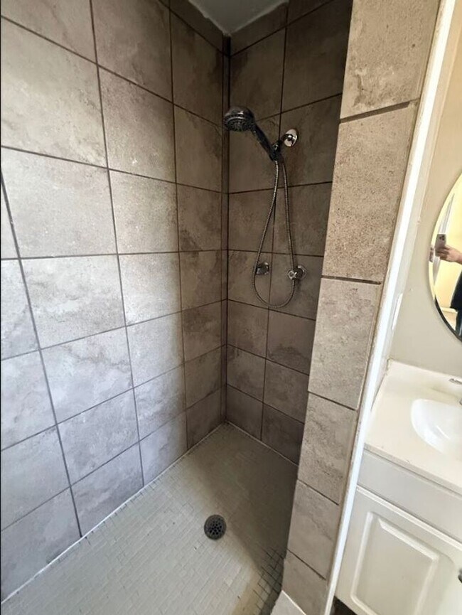 Building Photo - Beautiful, spacious home in Del City!