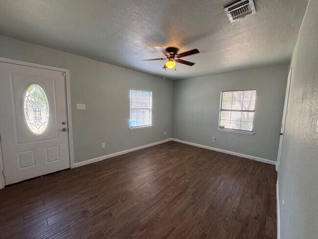 Building Photo - Nicely Remodeled Southside San Antonio Hom...