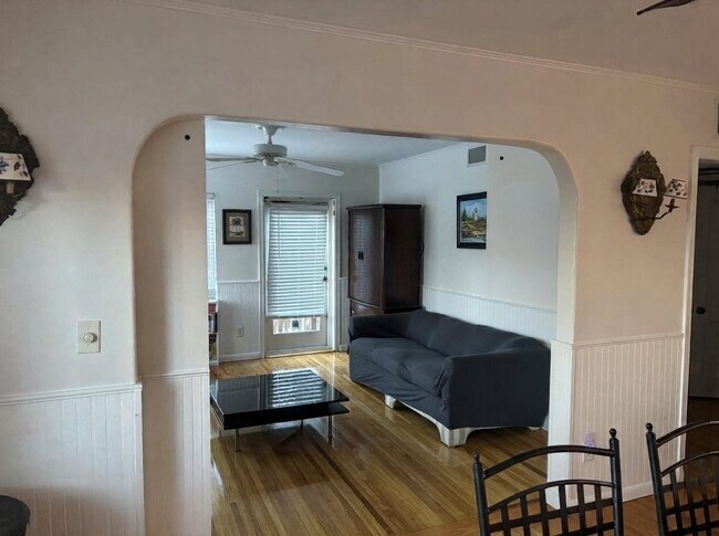 Building Photo - 1407 Sunset Dr