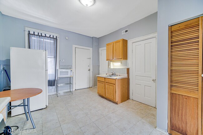 Building Photo - 1650 N Oakley Ave