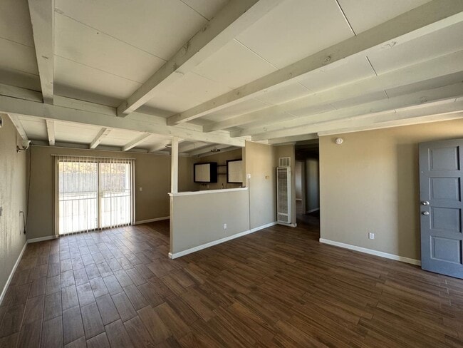 Building Photo - *** move in special *** $1575 for the 1st ...