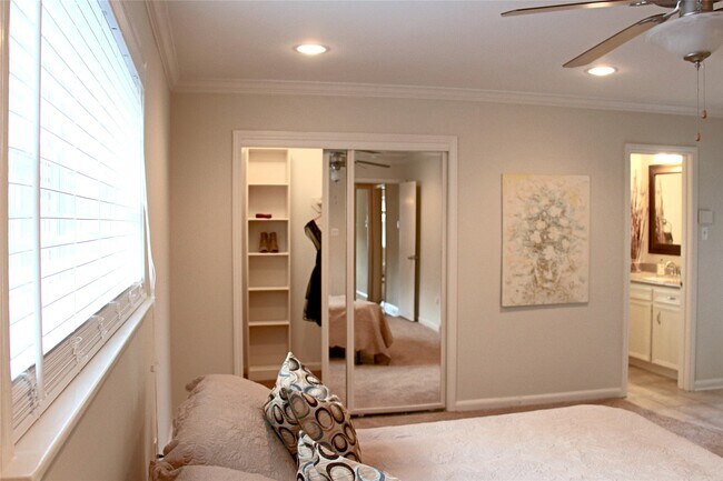 Building Photo - 10306 Bob White Dr