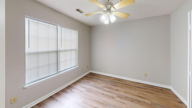 Building Photo - Charming one-story 1st level end unit condo