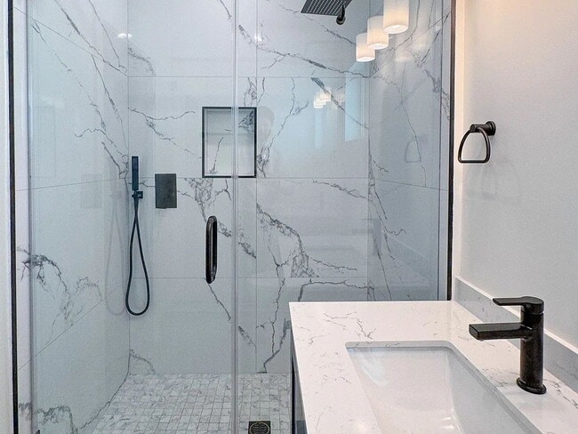 Building Photo - This newly remodeled 1-bedroom, 1-bathroom...