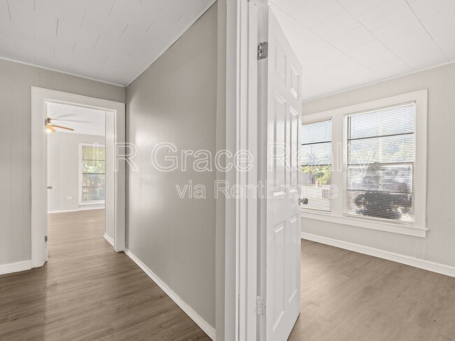 Building Photo - 1801 Reuter Ave