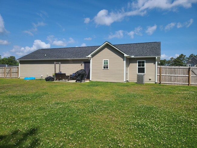 Building Photo - 3 Bedroom, 2 bath home in the Bridgeport C...