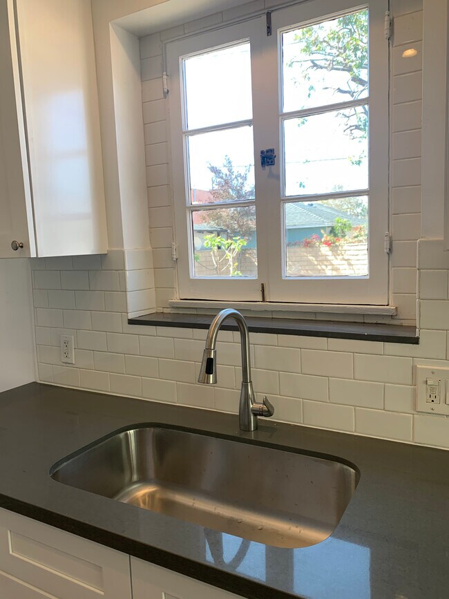 Building Photo - 3781 Greenwood Ave