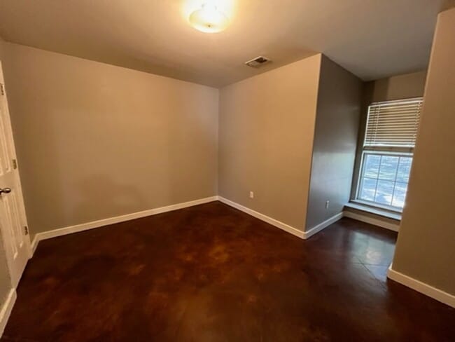 Building Photo - Renovated 3 Bedroom 2 Bath Duplex for Rent!!