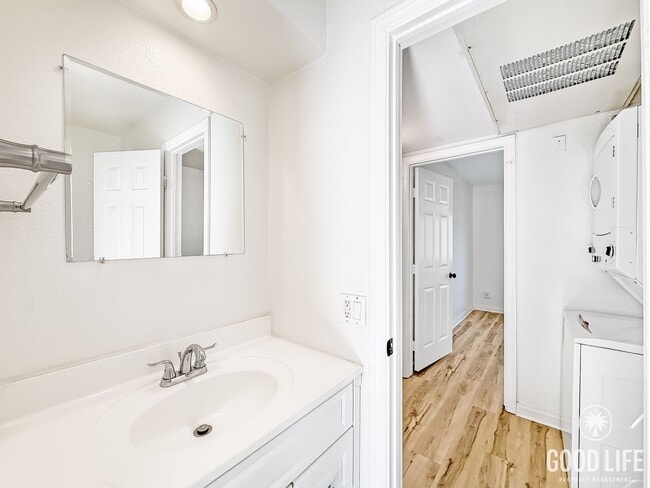 Building Photo - Great 2B/1.5BA Condo in Del Cerro for Rent!