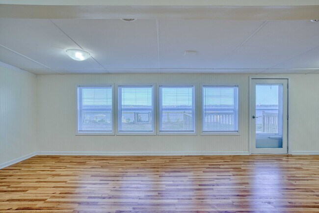 Building Photo - Waterfront Cottage - Newly Renovated!