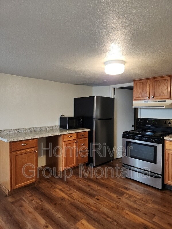 Building Photo - 724 Strand Ave