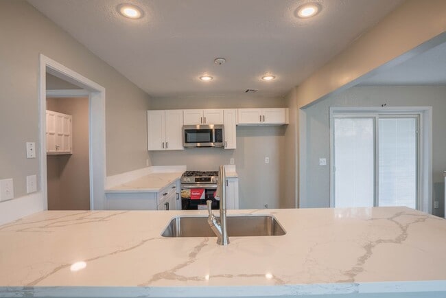 Building Photo - Gorgeous 3 Bedroom Remodel, BA Schools!