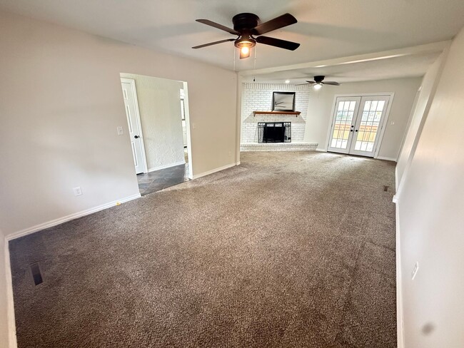 Building Photo - 4 Bed 2 Bath Springfield, MO
