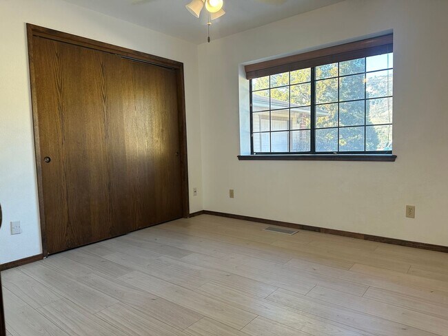 Building Photo - Bear Valley 3+4 with over 4 acres! MUST SEE!