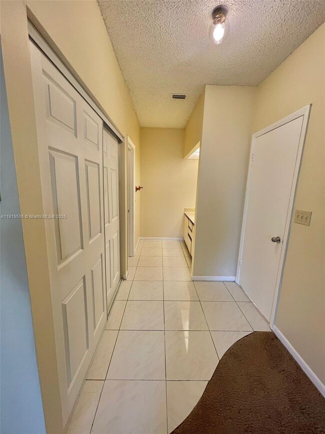 Building Photo - 1423 Avon Ln