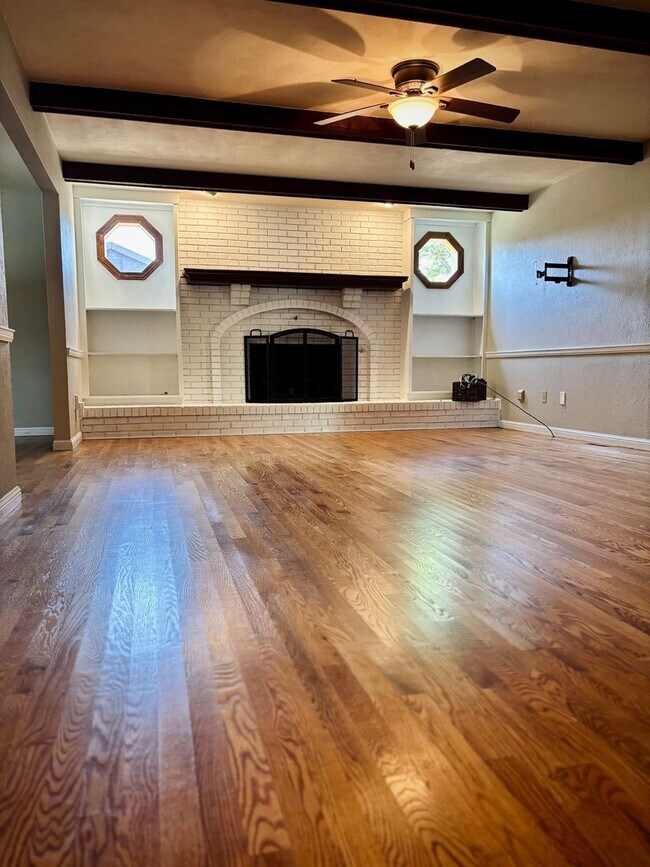 Building Photo - Available now-  4 Bedroom house in O'Fallo...
