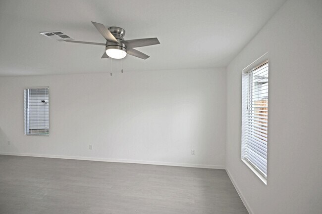 Building Photo - 7530 India Star