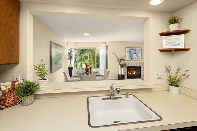 Building Photo - Spacious 2 bed, 1.25 bath, convenient loca...