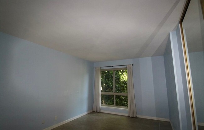 Building Photo - 2 bed/2 bath condo! Walking distance to Wh...