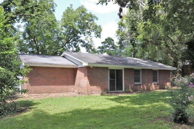 Building Photo - 3-Bedroom thats move-in ready and just wai...