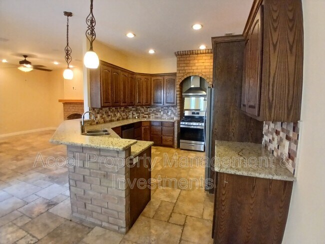 Building Photo - 2423 W Hampton Ave