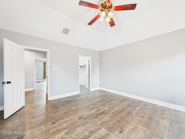 Building Photo - 115 La Rue Vil