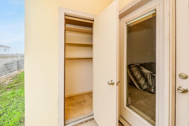 Building Photo - 10510 Sandia Dr