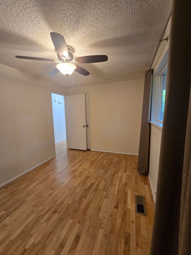 Building Photo - Beautiful 3 bedroom on large lot.