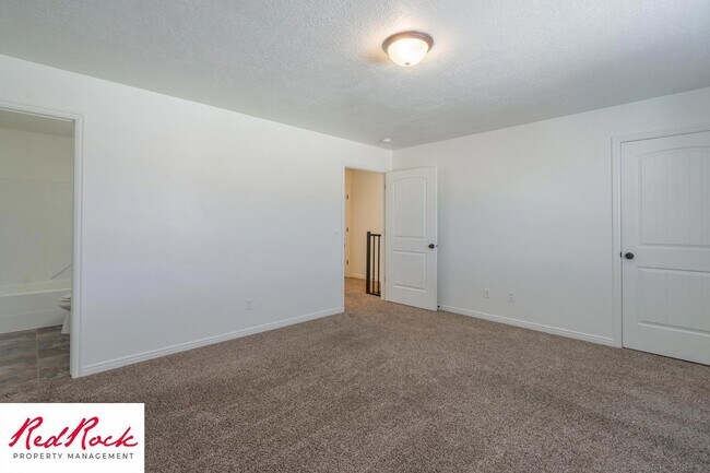 Building Photo - DOG-FRIENDLY 3 Bedroom Townhome with INTERNET INCLUDED!