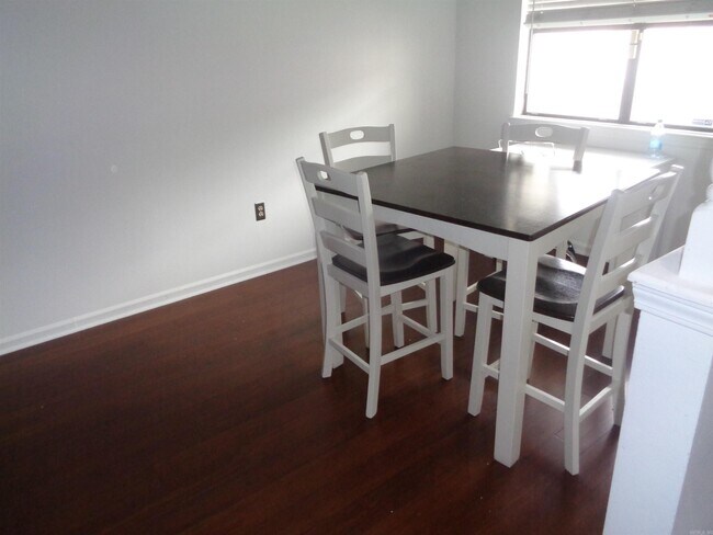 Building Photo - 301 Kings Row Dr