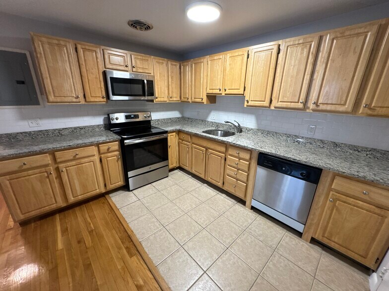 Building Photo - 90 Babcock St