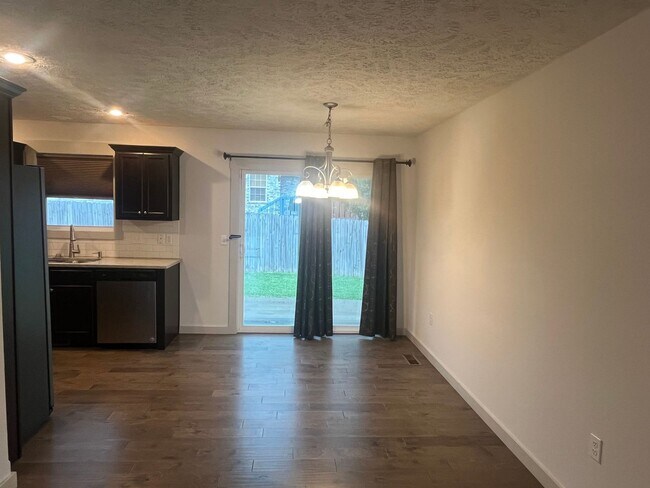 Building Photo - WOW! Look at this property ! You cant beat this price!