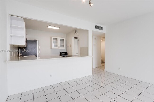 Building Photo - 100 Bayview Dr