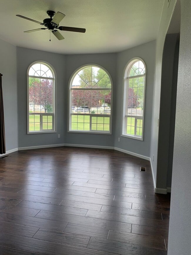 Building Photo - 4 Bedroom, 2 Bath near Pine Grove