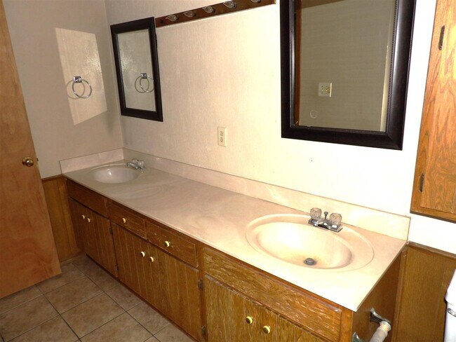 Building Photo - 1913 NE 35th St