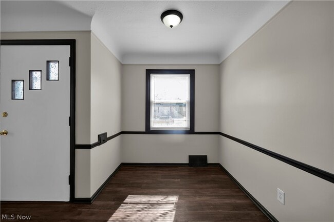 Building Photo - 15705 Maplewood Ave