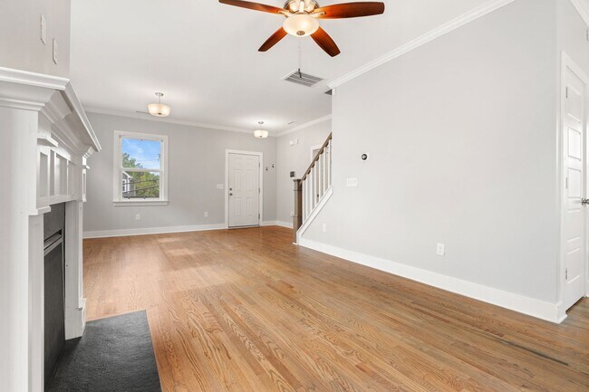 Building Photo - 117 Dunstan Ave