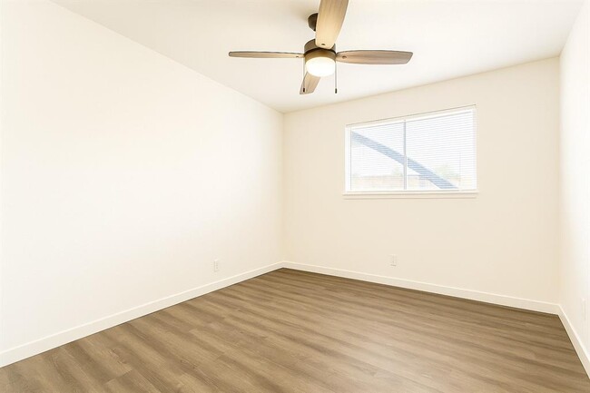 Building Photo - 1700 Garden Villa Dr