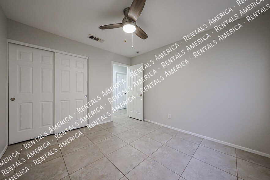 Building Photo - 854 W Straford Ave