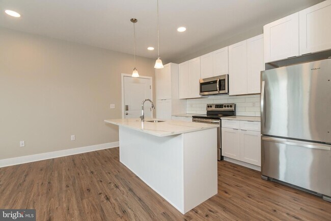 Building Photo - 2220-28 Master St