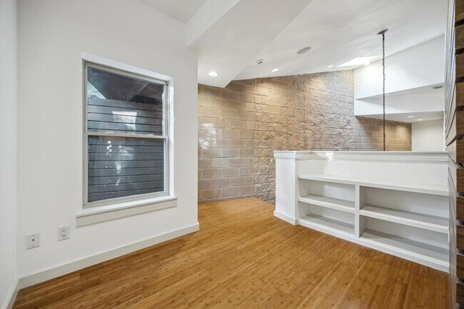 Building Photo - 133 Frederick St