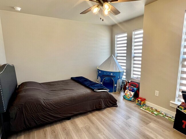 Building Photo - 915 Canal St