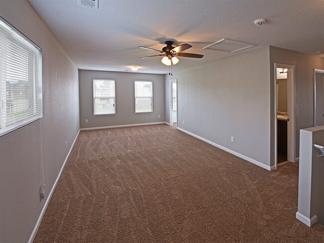 Building Photo - 3 bedroom 2.5 bath over 2,200 sq feet near Hacks Cross and Shelby Dr