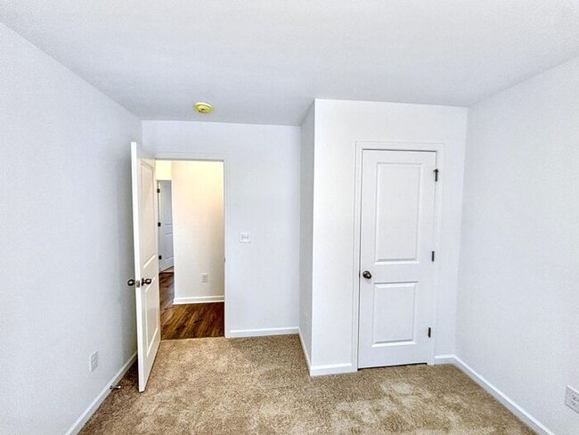 Building Photo - 4-Bedroom Home with Scenic Views and Conve...