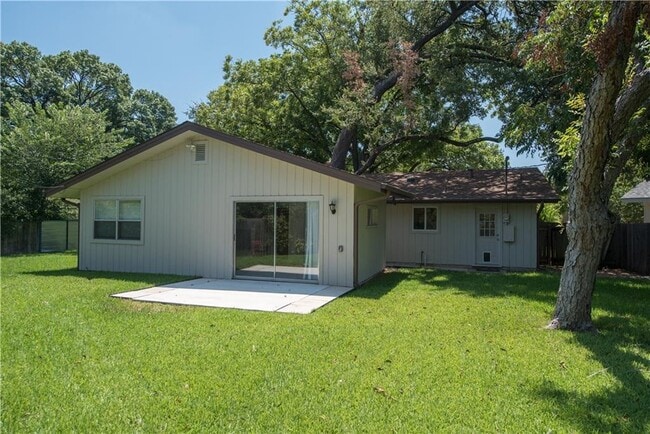 Building Photo - 2902 Silverleaf Dr