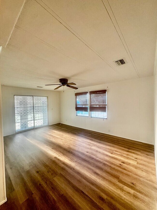 Building Photo - Welcome to your Florida retirement dream in desirable Hollywood Estates.