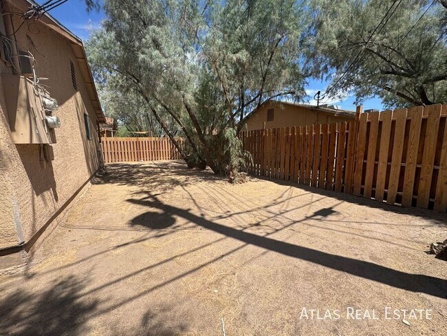 Building Photo - 506 N Iroquois Ave