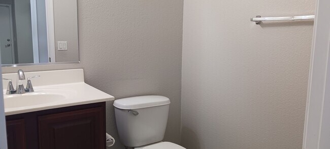Building Photo - 3 Bed / 2 Bath with Loft