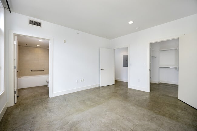Building Photo - 119 S Los Robles Ave